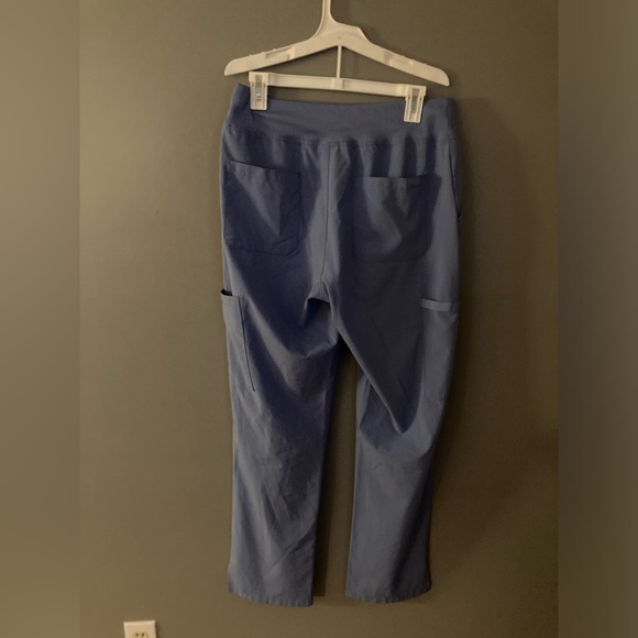 In Excellent Condition! Scrub Set - Picture 7 of 7